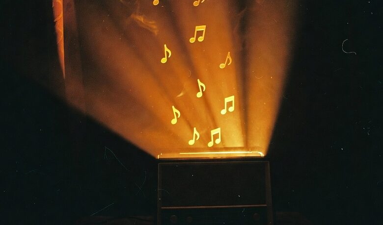 Poste radio vintage d'où s'échappent des notes de musique lumineuses